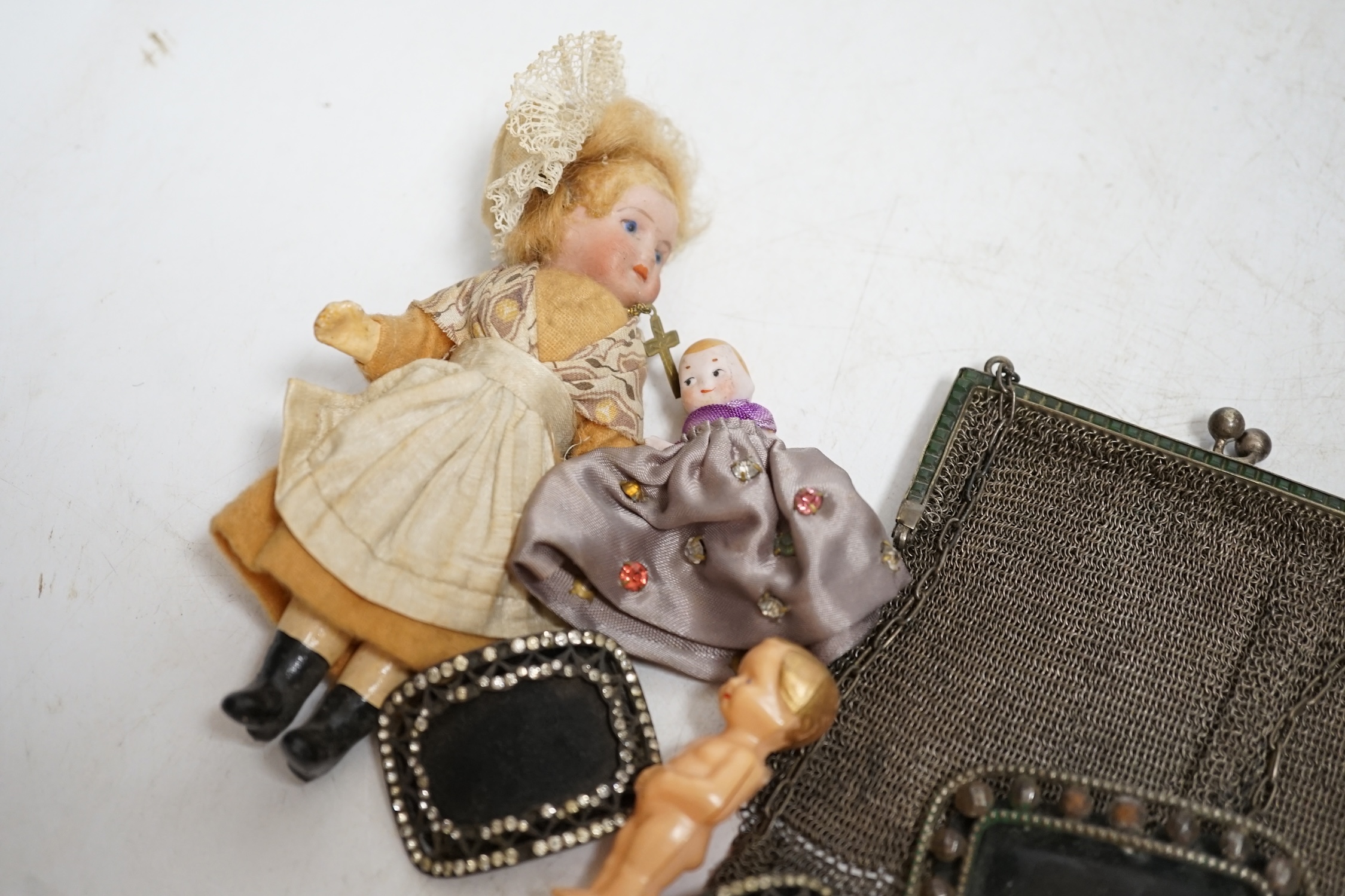 A quantity of mixed collectables and jewellery to include a Victorian gold buckle ring (hallmarks rubbed), a gilt metal 'I Love You' spinner charm, a 9ct gold curb link chain, cut steel buckles, etc. Condition - varies,
